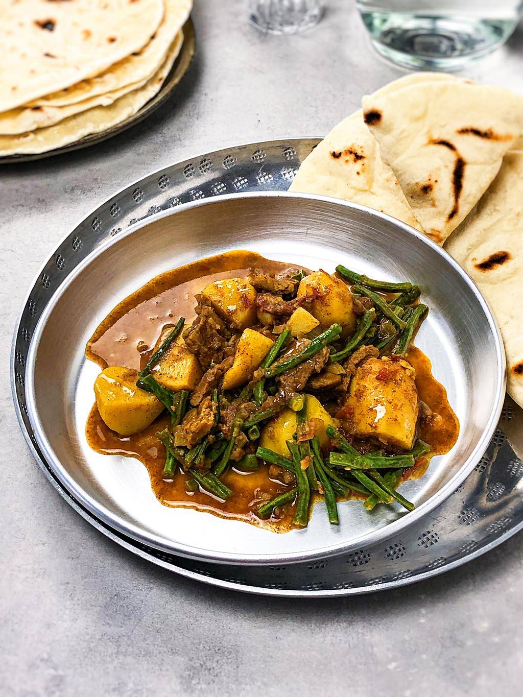 Deze vegan roti maak je makkelijk thuis met maar 2 ingrediënten. Eet lekker in combinatie met de vegan 'kip' masala. Ga naar recept.